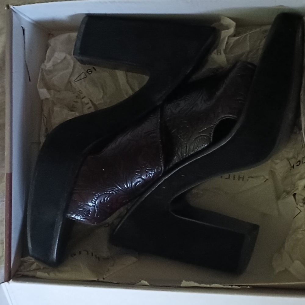 Embroidery mule platforms